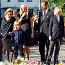 23. juli: Dronning Sonja og Kronprinsfamilien ved blomsterhavet utenfor Oslo domkirke (Foto: Vegard Grøtt / Scanpix)
